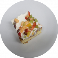 1 Stück hausgemachter Himbeer-Joghurt-Kuchen mit bunten Obsttopping(13,15,19,81)