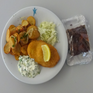 Hähnchenschnitzel mit Zitronenecke (21,54,81), Bärlauchdip (19), Bratkartoffeln, kleine Salatgarnitur (9) + 1 Stück Zupfkuchen (15,19,81)