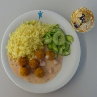 Vegan: 6 frittierte Kichererbsenbällchen 'Falafel' (81), mediterraner Sojajoghurt-Dip (3,18), Bratreis, Gurkensalat mit Dill + 1 Muffin (81)