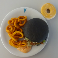 Black Teriyaki-Burger mit Pulled Pork, Eisbergsalat, Kraut, Tomate, frische Gurke und Koriander (1,2,18,21,23,49,51,81,83), Majo-Dip (9,19,22), Twister Pommes (81) + 1 Donut (18,19,81)