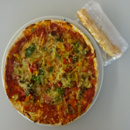 Hausgebackene Pizza 'Quattro Stagioni' mit Schinken, Salami, Champignons, rotem Paprika und Gouda (1,2,3,19,21,22,49,51,81) + 1 Börek (3,19,81)