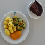 Vegetarisches Schnitzel 'Toscana' (15,19,81,83,84) mit Ratatouille-Gemüse und Rosmarinkartoffeln (49) + 1 Stück hausgemachter veganer Schokokuchen mit Himbeeren (81)