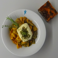 Marinierter Halloumi (19) auf Pastapfanne 'Ratatouille mit frischen gelben Paprika, Aubergine und Zucchini (19,49,74,81) + 1 Stück hausgemachter Zupfkuchen