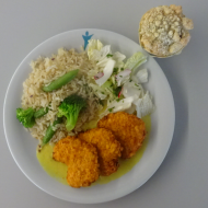 Hähnchennuggets in Cornflakes-Panade (54,81,83), Curry-Mango-Soße (49,81,83), Bratreis mit Zuckerschoten, Salatgarnitur + 1 veganer Muffin (81)