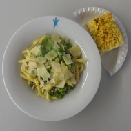 Penne Mezzanelli mit Brokkoli-Erbsen-Ragout und Hackfleisch, dazu gehobelter Hartkäse (19,51,81) + 1 Stück veganer Streuselkuchen (81)