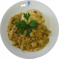 Vegan: Sojageschnetzeltes mit roten Zwiebeln und Pfirsich (18,49), dazu Couscous-Tomaren-Gurkensalat mit Minze (3,49,81)