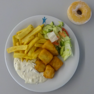 Fish'n Chips mit würziger Remouladensoße und Steakhouse Fries (3,9,15,16,19,21,81) + 1 gezuckerter Donut (18,19,81)