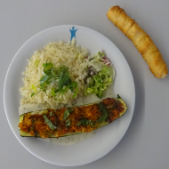 Hausgemachte Zucchini 'Provence' gefüllt mit mediterranem Gemüse, Kräutern und Couscous (81), Frischkäse-Kräuter-Soße (19,81) und Bratreis, Salatgarnitur + 1 Börek (3,19,81)