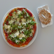 Hausgemachte Rucola-Pizza mit Schinkenstreifen und gehobeltem italienischen Hartkäse (2,19,22,49,51,81) + 1 Cookie (15,18,19,81)