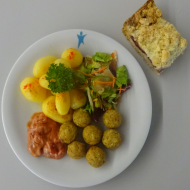 Vegan: 6 Kichererbsenbällchen 'Falafel' (81), mediterraner Sojajoghurt-Dip (3,18), Kräuter-Chili-Kartoffeln, Salatgarnitur + 1 Stück hausgemachten Zwetschgenkuchen (81)