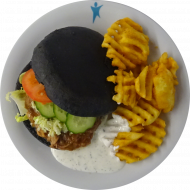 Black Teriyaki-Burger mit Pulled Pork, Eisbergsalat, Kraut, Tomate, frische Gurke und Koriander (2,18,21,23,26,44,49,51,81,82,83), Kräuter-Sour-Cream (19,24), Gitterkartoffeln (81)