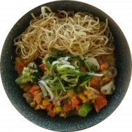 Vegan: Spicy Green Curry mit Brokkoli, Süßkartoffeln, Champignons und Kokosmilch (18,49), chinesische Mienudeln (18,81)