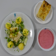 Gebratenes Hokifilet mit Gurkengemüse und Kräuterkartoffeln, Himbeerjoghurt (16,19,81) + 1 Stück veganer Rhabarberkuchen (81)