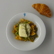 Marinierter Halloumi (19) auf Pastapfanne Ratatouille mit frischen gelben Paprika, Aubergine und Zucchini (19,49,74,81) + 1 Crossaint mit Aprikosenfüllung (2,19,81)