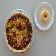 Pizza 'Barbecue' mit Rinderhackfleisch, Bacon, roter Zwiebel, Cheddar und Mozzarella (1,2,4,8,19,21,49,51,52,81) + 1 Donut (18,19,81)