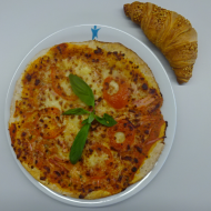 Pizza 'Pesto' mit Tomaten, Schinken, Mozzarella und frischem Basilikum (2,3,19,51,74,81) + 1 Nuss-Nougat-Croissant (15,18,19,72,81,83)