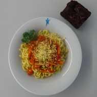 Vegan: Gabelspaghetti (81) mit Gemüsebolognese (1,3,21), Reiberei (veganer Reibekäse) (1,2) + 1 St. veganen Kuchen (81)