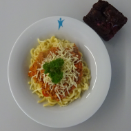 Gabelspaghetti (81), Hackfleischsoße 'Bologneser Art' (51), geriebener Gouda (19) + 1 St. veganen Kuchen (81)