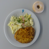 Schnitzel 'Cipolla' in Zwiebelpanade (51,81), Kartoffelsalat 'Hausfrauen Art' (3,9,15,19,21,81), 1 Birne + 1 gezuckerter Donut (18,19,81)