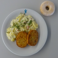 2 vegetarische Mais-Lauch-Rösti (15,19,21), Kartoffelsalat nach 'Hausfrauen Art' (3,9,15,19,21,81) und 1 Birne +1 gezuckerter Donut (18,19,81)