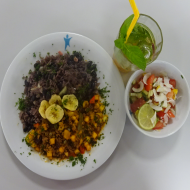 Hauptgang + karibischer Tomaten-Mango-Salat mit pikantem Dressing + Mojito (44) oder Virgin Mojito (1,3,5,24)
