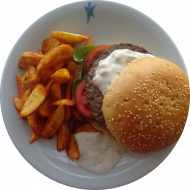 'Surf & Turf'-Burger mit Rindfleischpatty, Shrimpsmajonnaise, Feldsalat und Tomate (9,14,15,19,22,23,52,81,83) dazu Kartoffelspalten