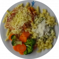 Pastabar (81) mit Pilzrahmsugo (18,81) oder Tomaten-Soße 'Amatricana' mit Schinkenwürfeln, Tomate und Chili (2,51,81) dazu geriebener ital. Hartkäse oder Gouda (15,19) und Mischgemüse