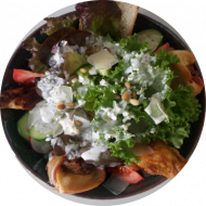 'Drumstick Caesar Salad' (19,22,54,81) Bunter Salatteller mit Hähnchenflügel, Caesar Dressing und Fladenbrot 
