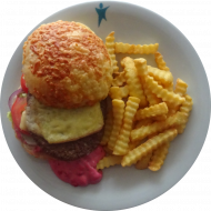 'Raclette Burger' mit Rindfleischpatty, Rösti, Eisberg, Tomate, Zwiebel und Waldbeermajonnaise (2,9,15,19,22,52,81,83) dazu Süßkartoffel Pommes Mix 