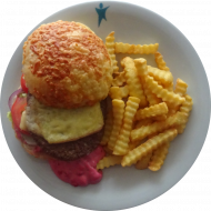 'Raclette Burger' mit Rindfleischpatty, Rösti, Eisberg, Tomate, Zwiebel und Waldbeermajonnaise (2,9,15,19,22,52,81,83) dazu Pommes frites