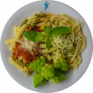 Pastabar (81) mit Tomaten-Mozzarella-Soße (19,81) und Brokkolisoße mit gerösteten Mandelsplittern (71,81), geriebener ital. Hartkäse oder Gouda (15,19) und Romanescoröschen