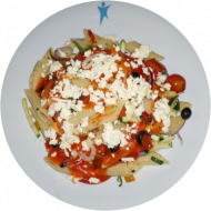 Mediterranes Nudelgratin mit Aubergine, Zucchini, Paprikawürfel und schwarzen Oliven überbacken mit Tomatensugo und Hirtenkäse dazu ein Tomatensalat und Basilikumpesto(19,49,81)