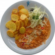 Hähnchengyros in Metaxasoße mit Paprika, Zwiebel und Knoblauch (19,44,49,54) dazu Kartoffelchips und griechischer Weißkrautsalat