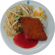 Vegan: Chinaschnitte an Bratnudel-Gemüse-Pfanne (18,21,22,81), Thai-Chili-Dip (9), Garnitur