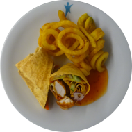 Wrap 'Sweet-Chili-Chicken' mit Hähnchennuggets, Gurke, Tomate und Sweet-Chili-Sauce (18,49,54,81) dazu Twister Pommes (81) 