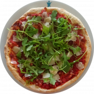 Sie können aus 5 verschiedenen Pizzavariationen wählen. Heutige Tagesempfehlung: Pizza 'Rucola' mit Schinkenwürfel und ital. Hartkäse (2,3,4,19,22,47,49,51,81)