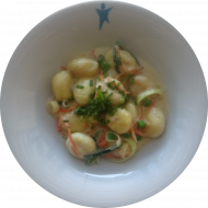 Kleine Portion: Gebratene Gnocchi mit Gemüse-Gorgonzola-Sahne-Soße und Schnittlauch (1,2,15,19)