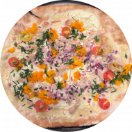 'Tarte-flambee-Moselle' - Flammkuchen mit Schmand, Hokaido, Zwiebel, Pute, Kirschtomaten und Gouda (19,54,81)