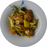 Knusprige Chicken Wings (54,81) dazu Pastapfanne Ratatouille mit Knoblauch und frischem Gemüse (19,49,74,81)