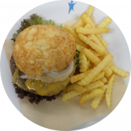 'Beef n` Egg-Burger' mit Rind, Spezial Sauce, Eisbergsalat und Spiegelei dazu Pommes Frites (9,15,19,22,52,81)
