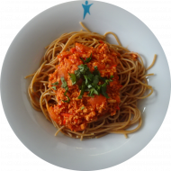 Vollkornspaghetti mit Ragout von roten Linsen, Tomatenwürfeln und Basilikum dazu vegane Reiberei (1,2)