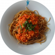 Vollkornspaghetti mit Ragout von roten Linsen, Tomatenwürfeln und Basilikum (3,21,81) dazu geriebener Hartkäse (15,19,47) oder vegane Reiberei (1,2)