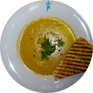 Pikante Rote-Linsen-Suppe mit Süßkartoffeln, Curry, Chili und Kokosmilch(18,23,81) dazu Fladenbrot(81) und frisches Obst
