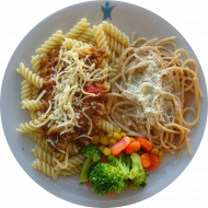 Pastabar (81) mit Tomaten-Thunfisch-Soße (16,18) oder Pesto-Frischkäse-Soße (19,24,49,74,81) dazu geriebener italienischer Hartkäse oder Gouda (15,19,47) und buntes Gemüse