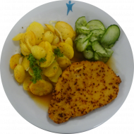 Schnitzel 'Cipolla' in einer Zwiebelpanade (51,81) mit Bratensoße (81) dazu Bratkartoffeln und kleiner Gurkensalat mit Dill