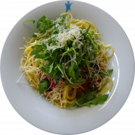 Spaghetti 'Arrabiata' mit Oliven, Rucola und gehobelten Hartkäse (2,6,19,47,49,81)