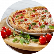 Pizza 'Alcatraz' mit Bacon, Rindfleisch, Zwiebeln, Cheddar, Mozzarella und BBQ-Dip (1,2,8,19,21,51,52,81) oder Brokkoli-Champignon-Pizza mit Creme fraiche (19,81)