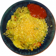 Asiatische Reispfanne (49,81) mit Wokgemüse und frittierten Glasnudeln dazu wahlweise Tomaten-Salsa oder Currysoße (18)