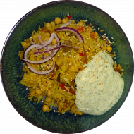 Vegane Reispfanne mit buntem Wokgemüse, Lauch und Kichererbsen(49) dazu Soja-Kräuter-Dip(18,22) und gerösteter Sesam(23)