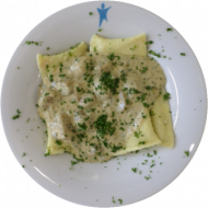 4 Maultaschen mit cremigen, frischen Champignons, Knoblauch und Weißwein (15,19,21,24,49,81). Auch als kleine Portion erhältlich.